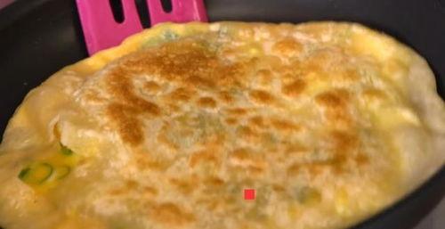 鸡蛋灌饼的做法视频,一饼在手，美味尽享