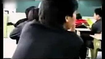 美女被叉视频,美女被叉视频引发的深思